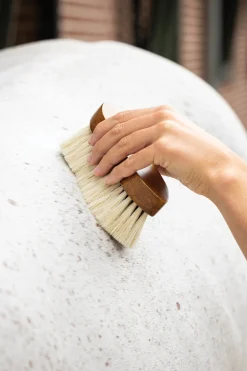 HORSE HEALTH TRADE LeMieux® Artisan Deep Clean Dandy Brush